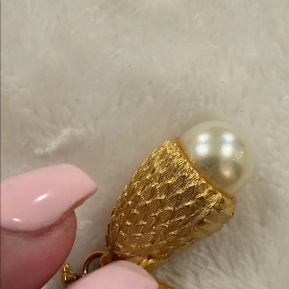 Vintage- Gold Tone Large Clip On Pearl Drop Earrings with Black Accents - Picture 7 of 9